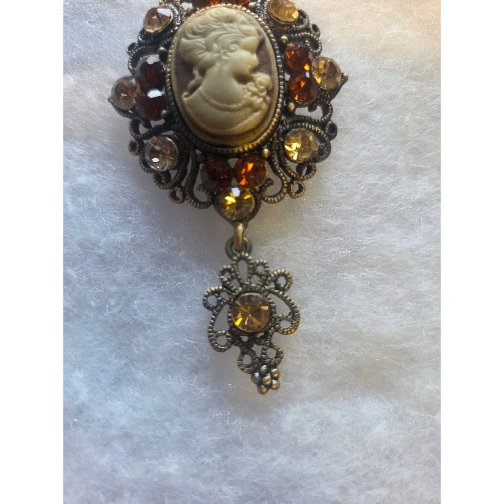 A.J. Lang Vtg Style Cameo Brooch Pin Amber Rhinestone Dangle Antique Gold Tone - Picture 3 of 5